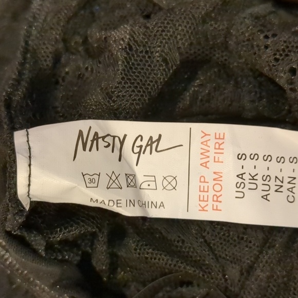 Nasty Gal Faux Button Detail Lace Bodysuit in Black size Small - Picture 3 of 5